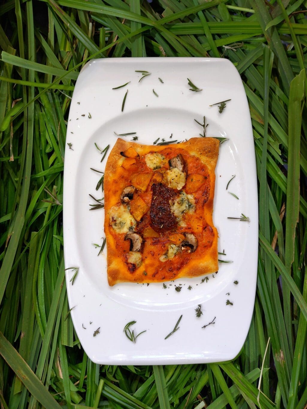 pizza tomate séchée, patate douce, champignon et fourme d'Ambert