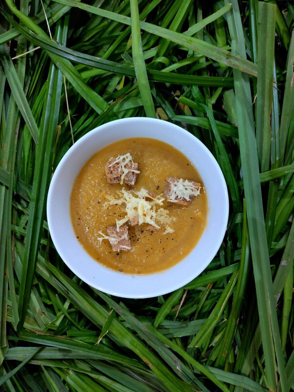 Soupe de topinambours patate douce, champignons et croutons d'emmental