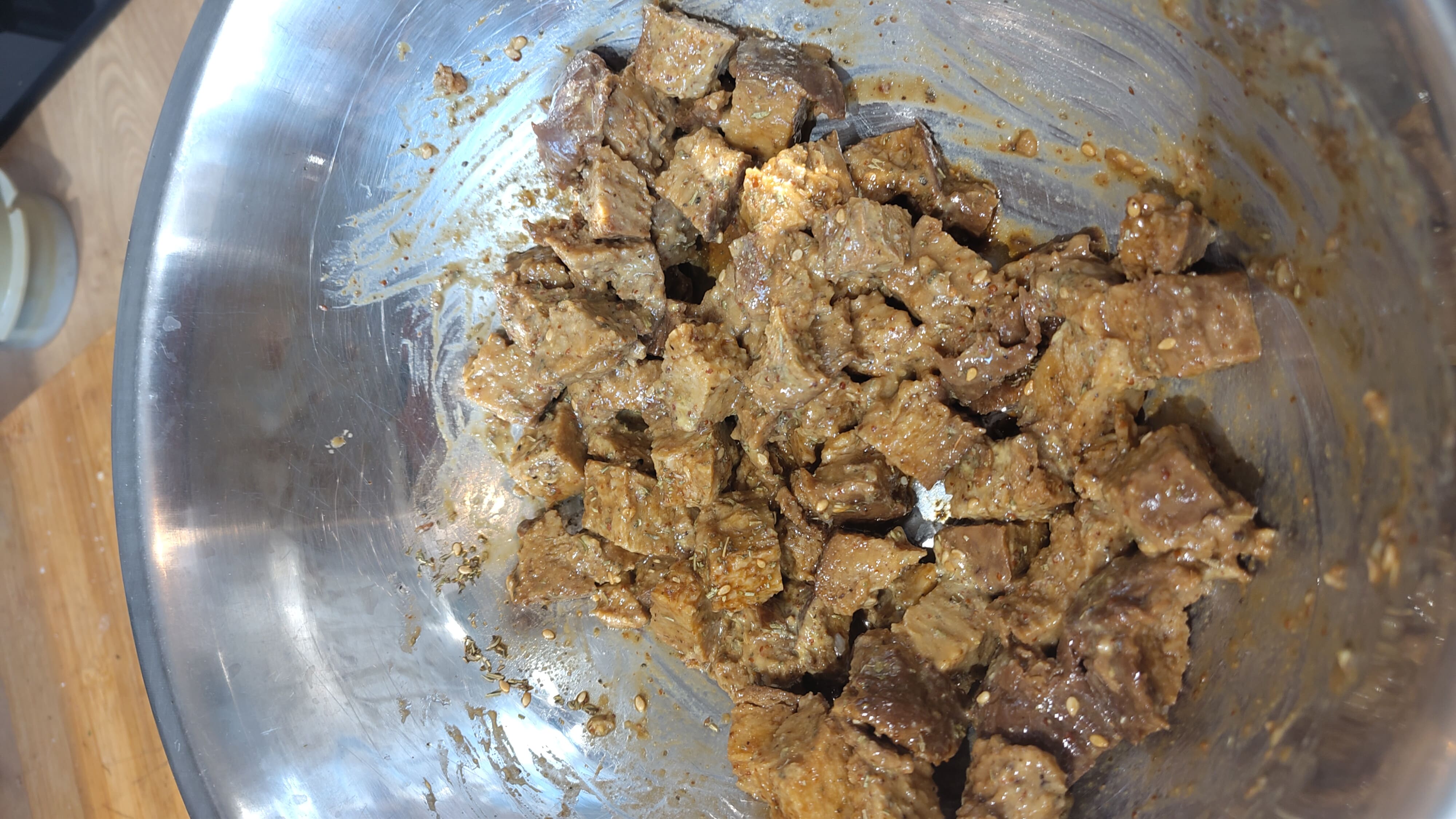 marinade tofu fumé avec graine de sésame, moutarde, huile à la noix et sauce soja