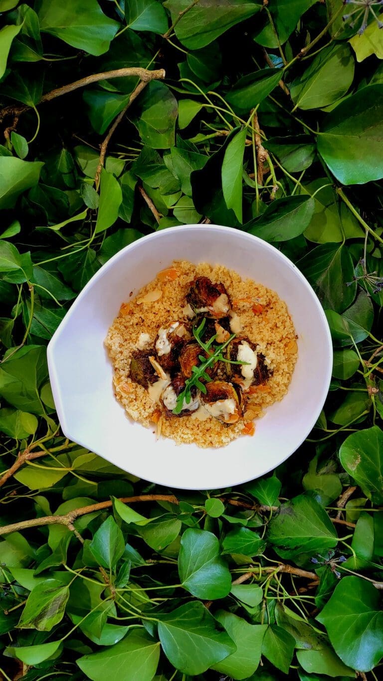 Recette de choux de Bruxelles cuits au four avec du zaatar, semoule et sauce César