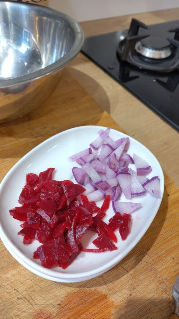 Mes toppings pour ma soupe sont prêts, la betterave rouge et le radis violet.