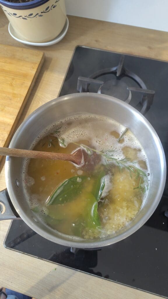 la soupe de pâtes alphabet est en train de cuire avec son bouquet garni.