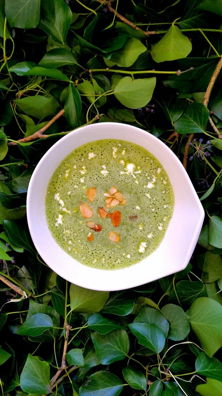 Recette de soupe de cresson, feta et amandes grillées