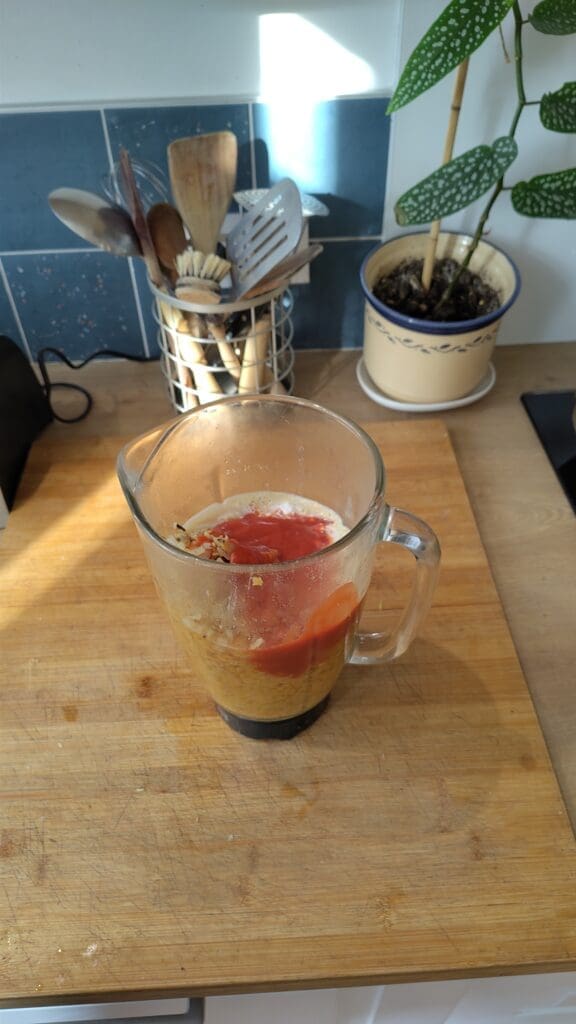 La tomate, les lentilles corail et la coco dans le mixeur