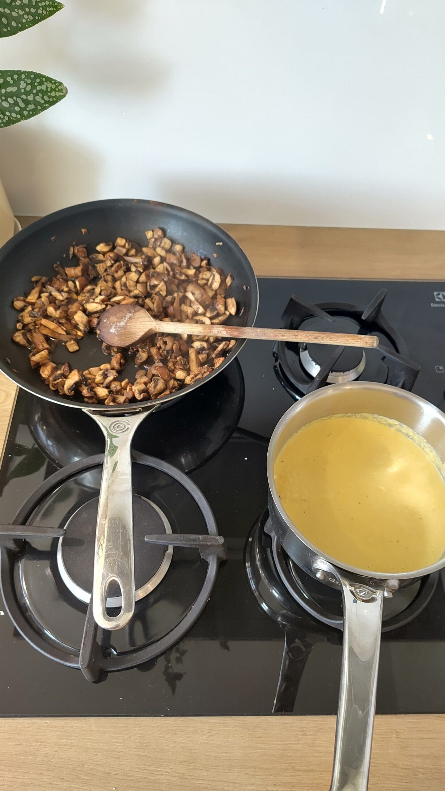 les champignons cuisent sauce maïs emmental crème dans sa casserole