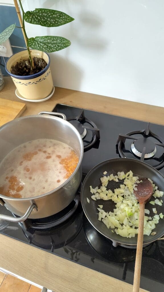 les lentilles corails et l'oignon cuisent