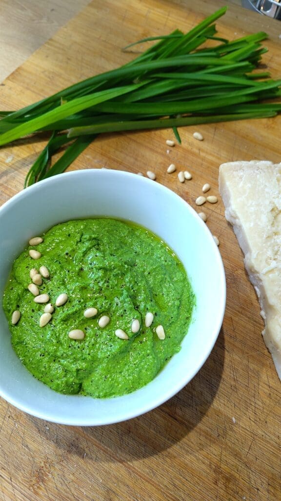 recette de pesto d'ail triquette ou à trois angles