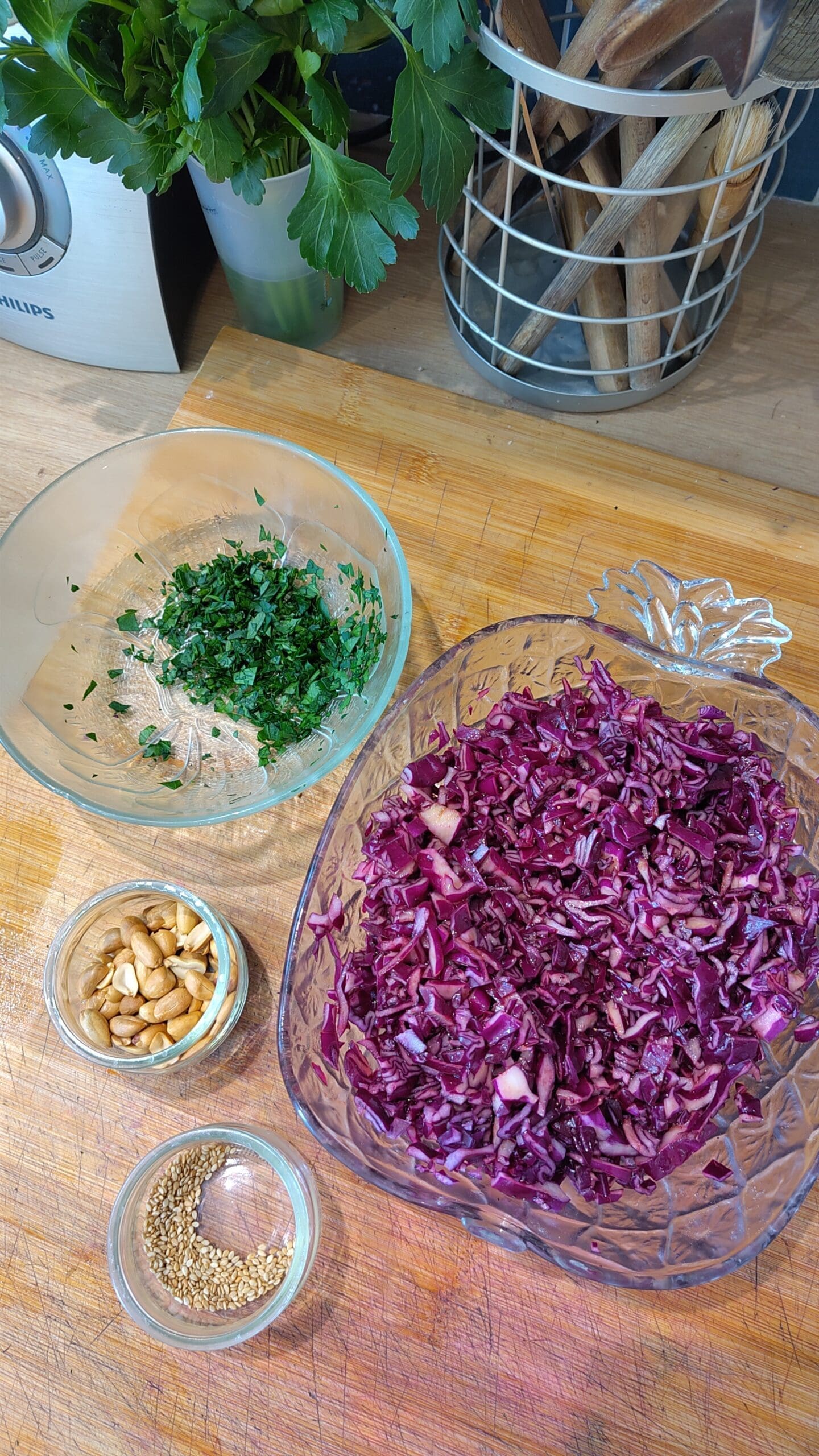 Tout est prêt pour notre recette de chou rouge, le persil, les cacahuètes et la vinaigrette